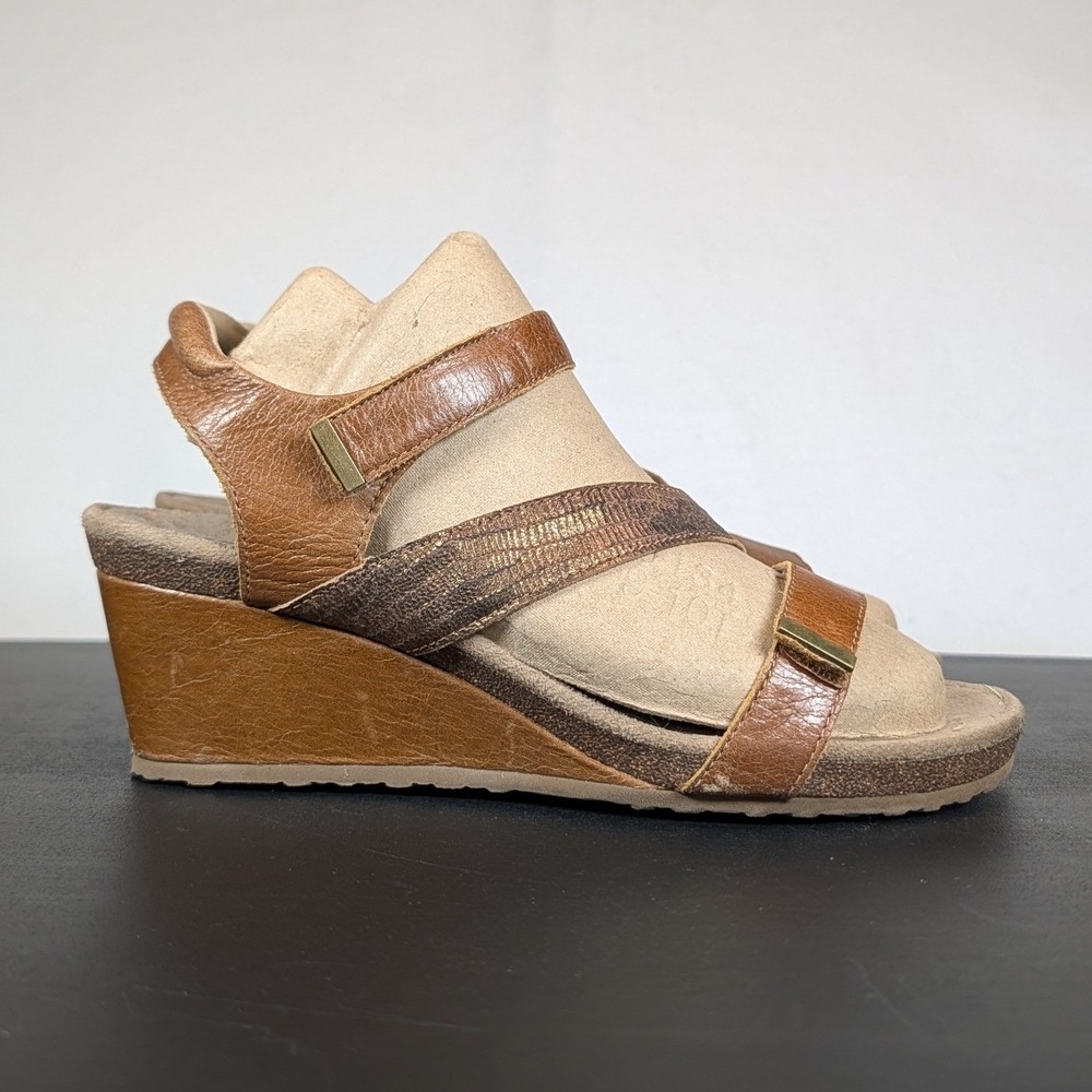 Aetrex Brynn EW112W Cognac Brown Leather Metallic Wedge Sandals Size 8.5 US